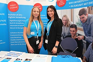 Stand der IT-Messe im Ständehaus mit Mitarbeiterinnen