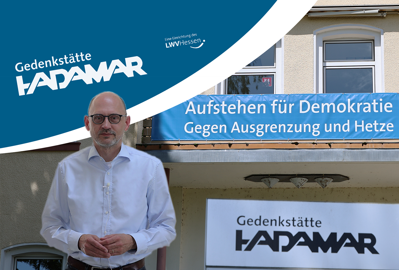 Der Leiter der Gedenkstätte Hadamar steht in einer Fotomontage vor dem Logo der Gedenkstätte und dem neuen Banner "Aufstehen für Demokratie", das im Anschnitt zu sehen ist.