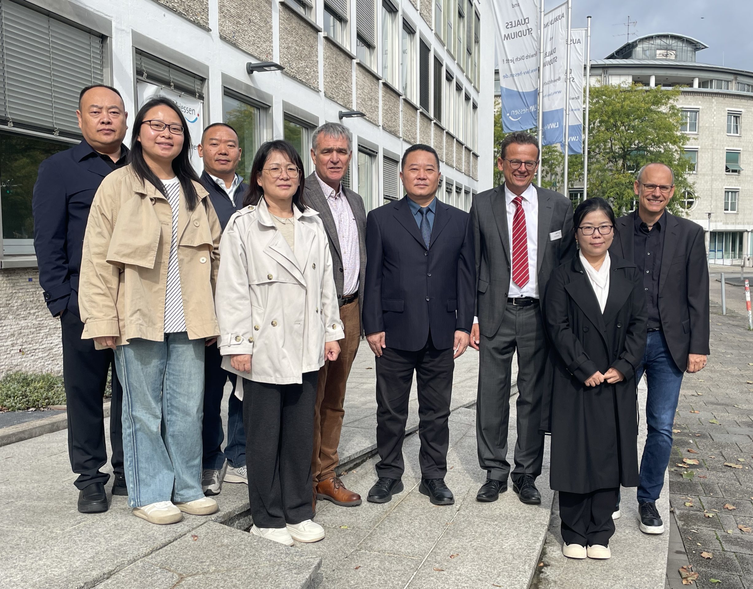 Sechs Mitglieder der chinesischen Delegation aus Guizhou und drei Vertreter des LWV stehen vor der Regionalverwaltung in Darmstadt.