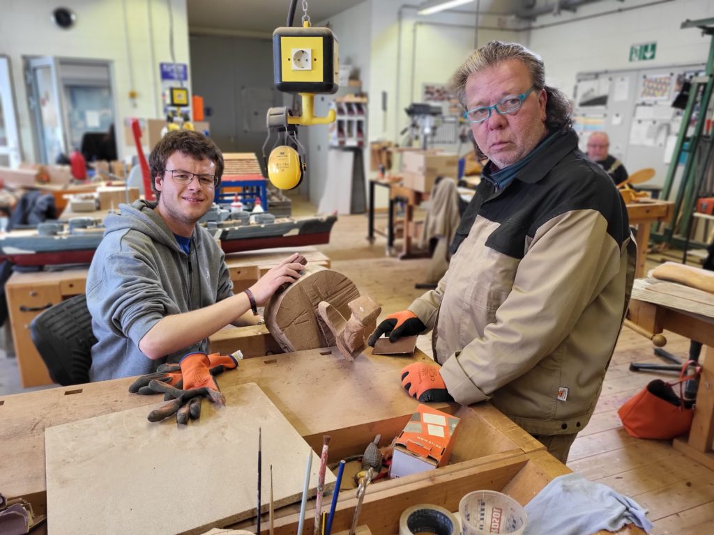 Kurt Eubel (Hephata) erklärte Peter Römer (LWV) die Arbeit in der Für Uns-Manufaktur Fritzlar.