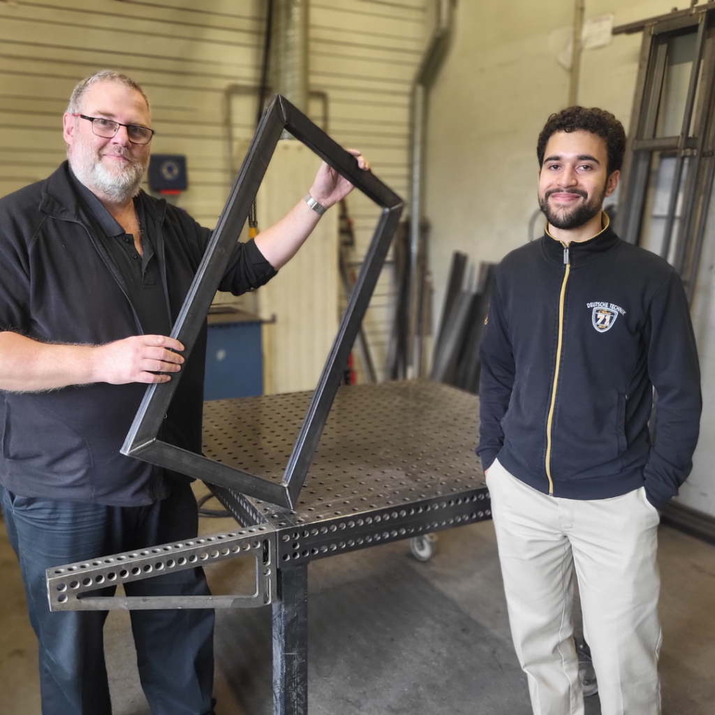 Martin Burger (Hephata) mit Johannes Knull (LWV) in der Metallverarbeitung in der WfbM Ziegenhain