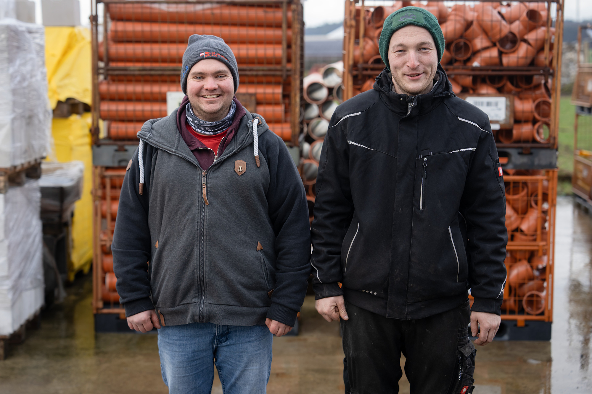 Tim Wunder und Nils Bindhammer auf dem Hof des Bauunternehmens Ralf Haaß in Frielendorf