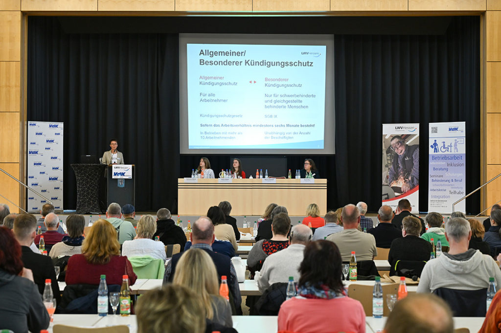 Auf einer großen Folie wird das Thema des besonderen Kündigungsschutzes aufgezeigt