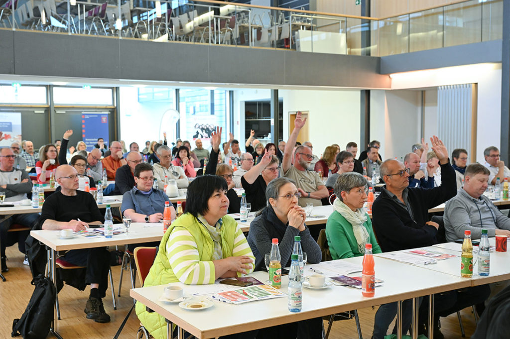 Blick ins Publikum: Einige Personen zeigen per Handzeichen, dass sie schon bei einem Kündigungsschutzverfahren mitgewirkt haben.