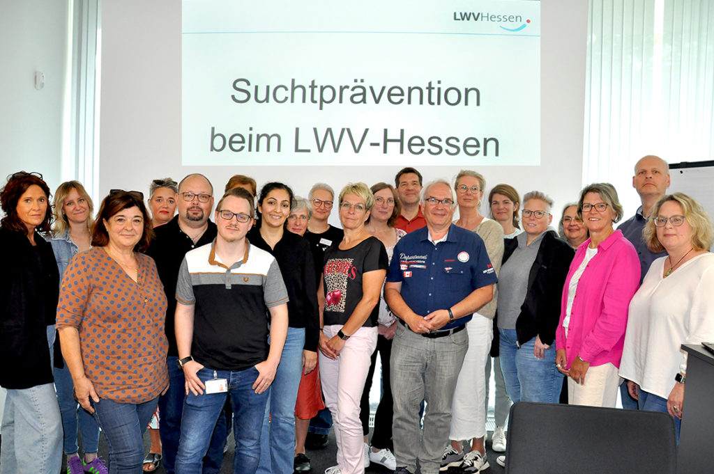 Gruppenfoto von den Teilnehmenden des überbetrieblichen Arbeitskreises "Sucht in der Arbeitswelt"