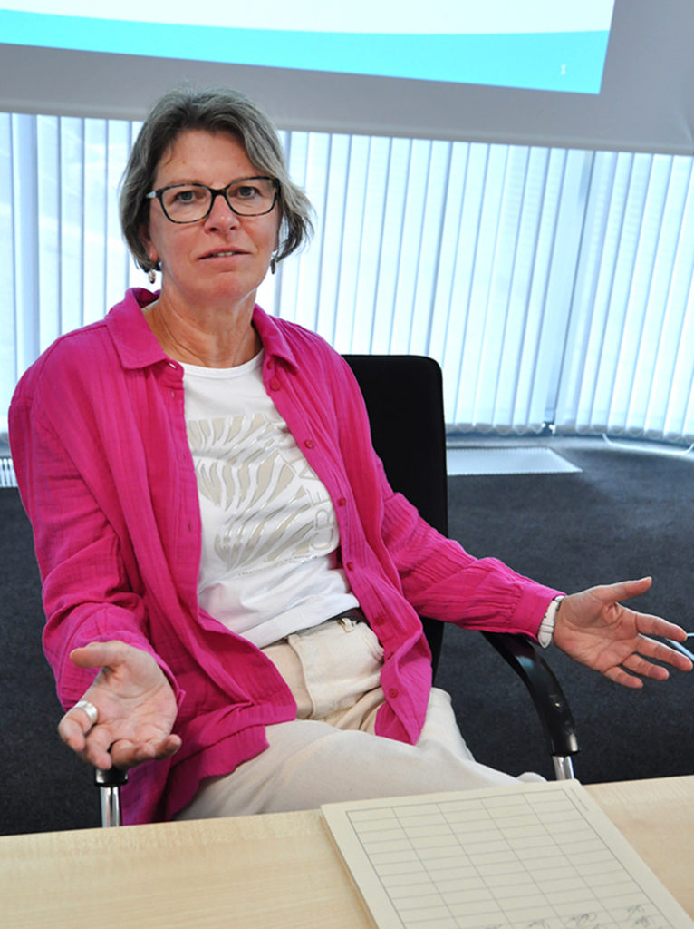 LWV-Suchthelferin Claudia Schmidt im Gespräch mit gestikulierenden Händen