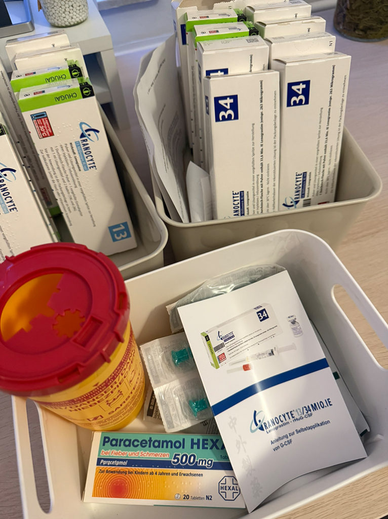 Auf dem Bild sieht man ein Kästchen mit verschiedenen Medikamenten, darunter Paracetamol Hexal.