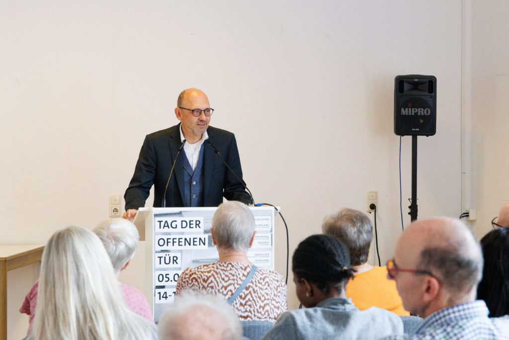 Prof. Dr. Jan Erik Schulte begrüßt die Gäste am Tag der offenen Tür 