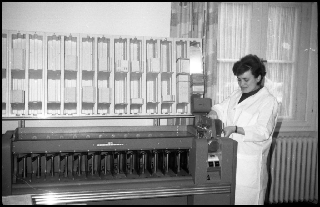 schwarzweiß-Fotografie: Bearbeitung der Auszahlung der Blindenhilfe mit Lochkartenverfahren in der Hauptverwaltung in Kassel 1965, (LWV-Archiv, F 060, Nr. 595)