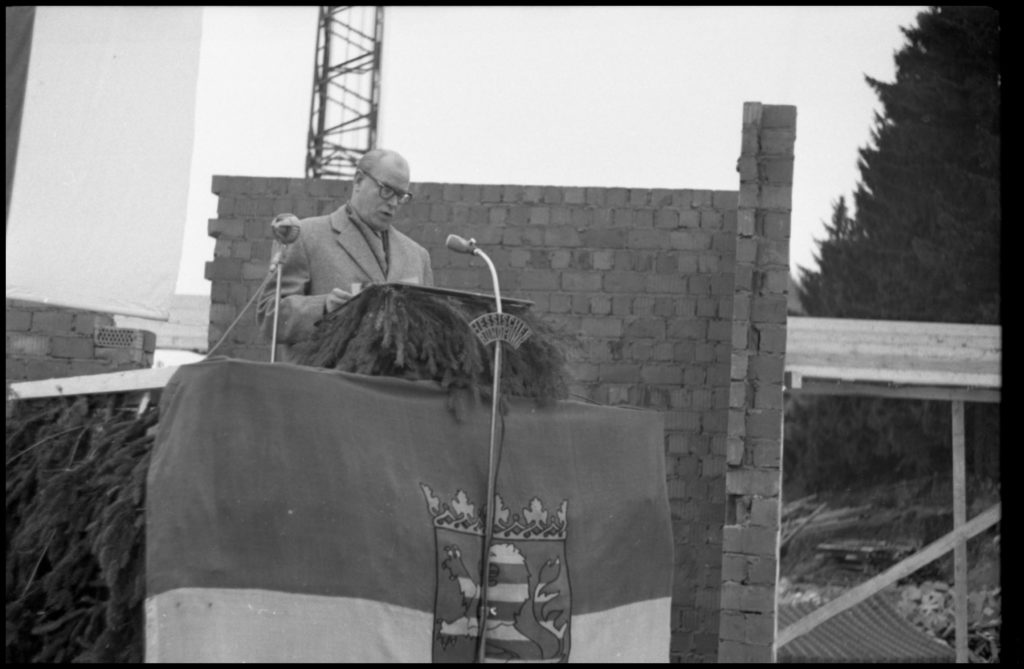 schwarzweiß-Fotografie: Ansprache von Ministerpräsident Georg August Zinn zur Grundsteinlegung der Heilstätte Schotten am 20. 11. 1958, (LWV-Archiv, F 060, Nr. 846)