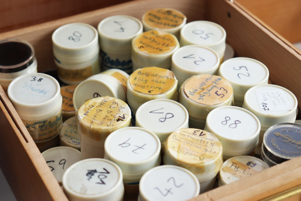 Nahaufnahme von Fotonegativ-Rollen. Die Beschriftung ist bereits vergilbt