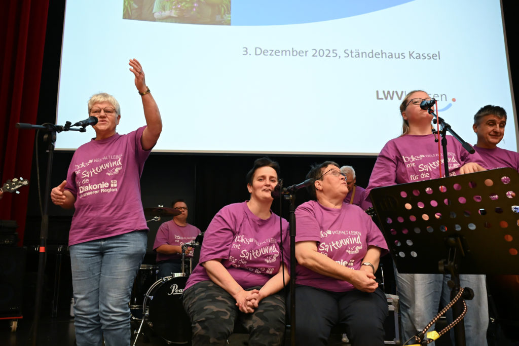 Einige Musiker während eines Liedes. Sie zeigen vollen Elan und Einsatz