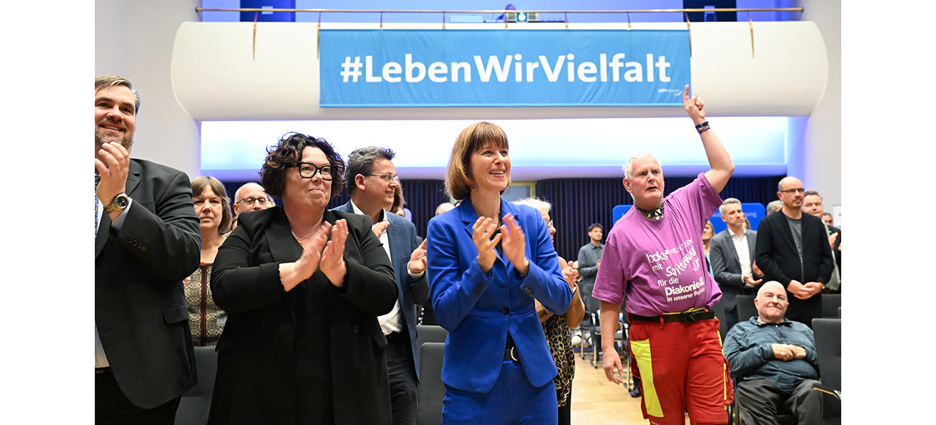Beitragsbild-neu-Festveranstaltung zum 3. Dezember_Foto-Uwe-Zucchi_001 Blick in die erste Zuschauerreihe mit Heppe, Simmler, Ministerin Hofmann und Bandmitglied Bernhard
