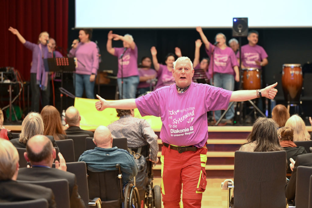 Ein Mitglied der Band heizt die Menge durch Gesten an.