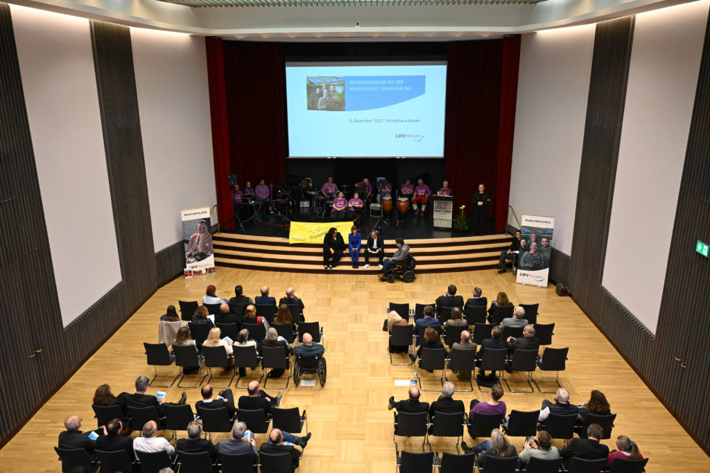 Eine Draufsicht auf die gut gefüllten Stuhlreihen des Ständesaals.