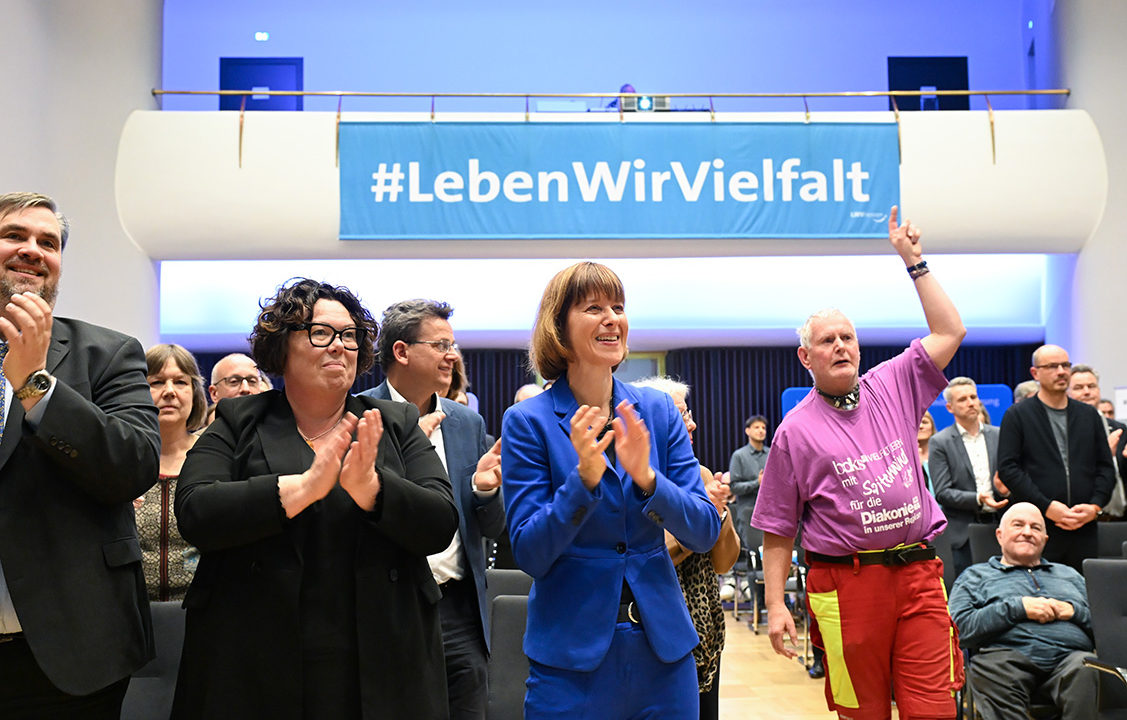 Begeisternd, informativ und nah dran – die Festveranstaltung des LWV Hessen war ein echter Erfolg. Die erste Reihe der Zuschauer applaudiert und ist begeistert.