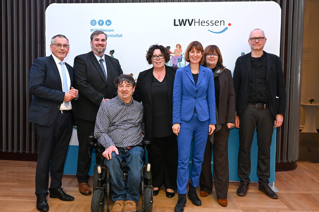 Ein Gruppenfoto einiger geladener Gäste vor einer Fotowand des LWV