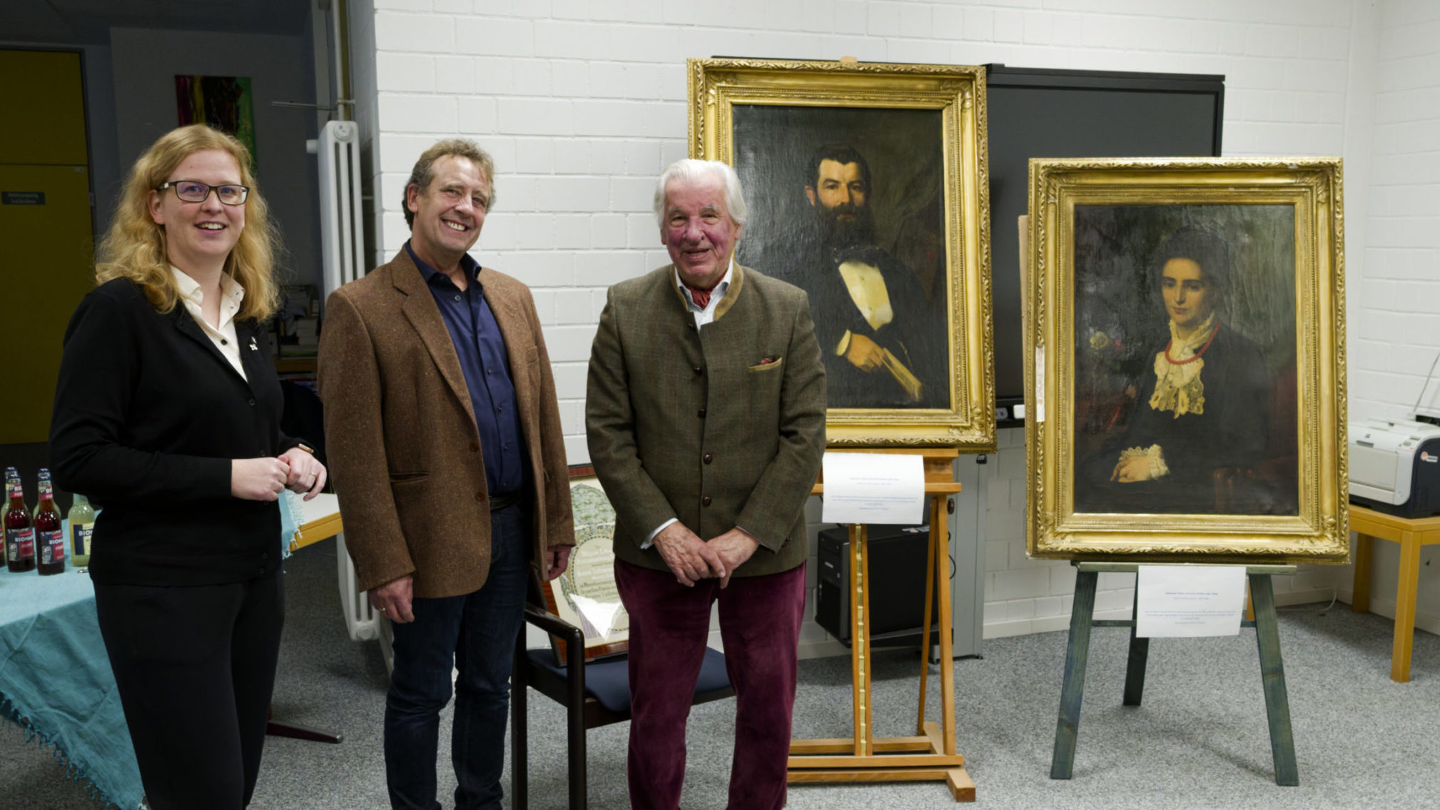 v.l.n.r.: Nicole Dembowski (LWV), Schulleiter Bernhard Hohl und Günther F. Strauch neben den Gemälden von Johannes Vatter und Johanna Vatter aus dem 19. Jahrhundert