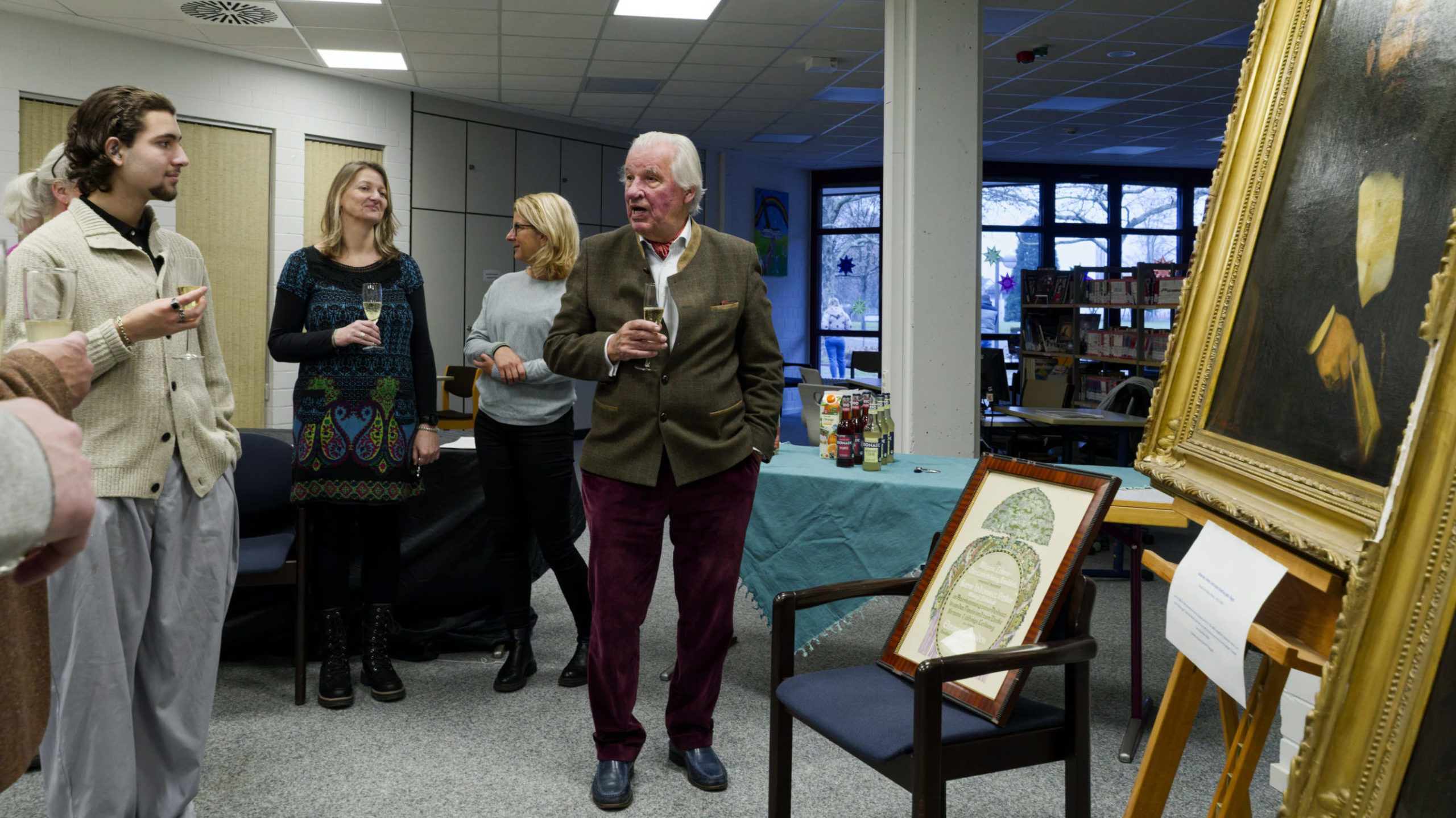 Johannes Vatters Urenkel Günter F. Strauch im Austausch mit dem Schulsprecher Jeremy Rapschus bei der feierlichen Übergabe der Gemälde an der Johannes-Vatter-Schule.