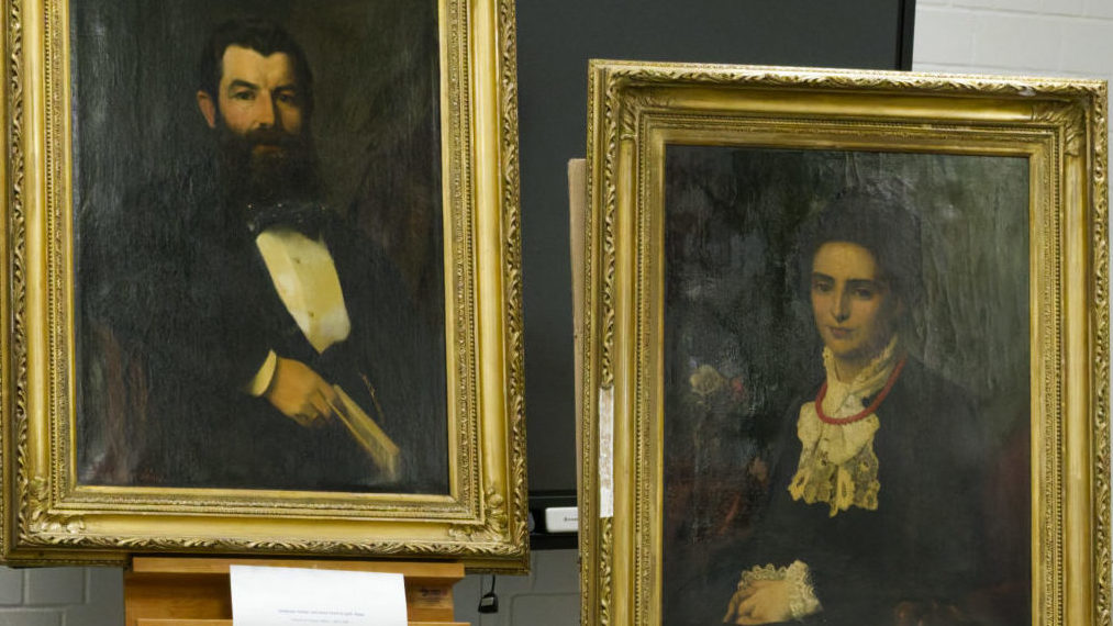 Gemälde von Johannes Vatter und seiner Frau Johanna Vatter, geborene Rapp, aus dem 19. Jahrhundert in einem goldenen Holzrahmen.