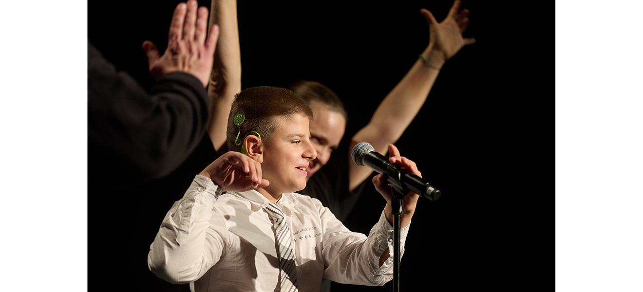 Schüler Vadym Mozhelianskyi beim Vortrag seines Textes am Mikrofon.